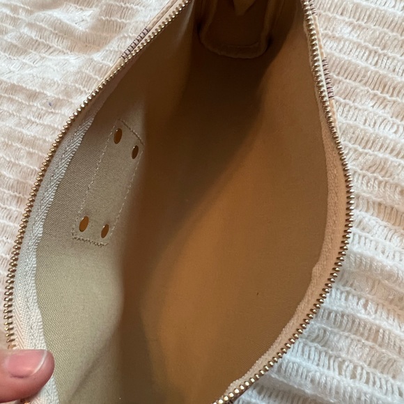 LOUIS VUITTON
Damier Azur Eva Clutch - Picture 9 of 16